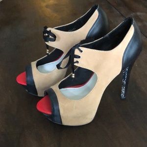 Taylor Says 5” Heels